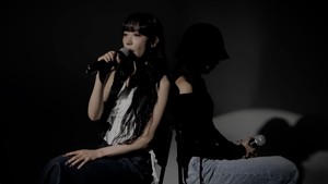 Dilihat dari channel YouTuber Secret Number pada Jumat (15/8/2025), Dinda dan Zuu meng-cover lagu Terserah yang dipopulerkan oleh Raisa. Dalam video ini wajah Dinda masih disembunyikan. Sebagian wajahnya tertutup oleh bayangan topi dan lighting yang gelap. Foto: YouTube Secret Number/Vine Entertainment