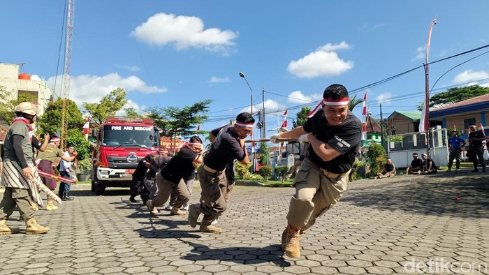 Sejumlah personel Satpol PP mengikuti kegiatan lomba tarik truk damkar dalam rangka HUT ke-80 Republik Indonesia di halaman kantor setempat, Jumat (15/8/2025).