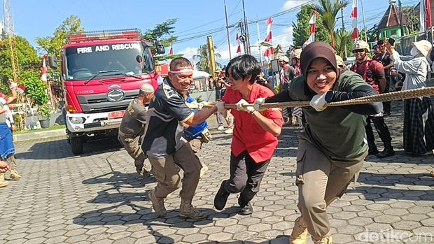 Sejumlah personel Satpol PP mengikuti kegiatan lomba tarik truk damkar dalam rangka HUT ke-80 Republik Indonesia di halaman kantor setempat, Jumat (15/8/2025).