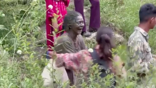 Seorang wanita yang tertutup lumpur bereaksi setelah hujan lebat yang mematikan di Kishtwar, Kashmir India, 14 Agustus 2025 dalam tangkapan layar yang diperoleh dari sebuah video. (ANI/Reuters TV via REUTERS)