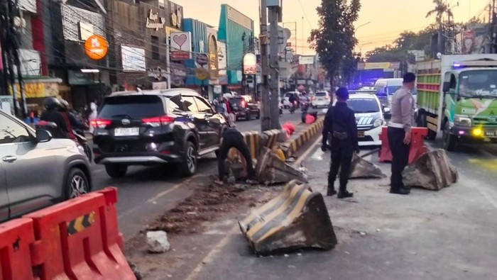 Separator beton berserakan di Jalan Juanda, Ciputat usai ditabrak mobil boks, Jumat (15/8/2025).
