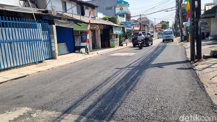 Sisa galian di Jalan Asem Baris, Tebet, Jakarta Selatan, dikeluhkan pengendara viral di media sosial. Kini sisa galian itu mulai diaspal. (Taufiq/detikcom).