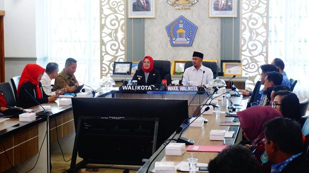 Wali Kota Kendari Siska Karina Imran memimpin rapat percepatan pertumbuhan ekonomi bersama OPD dan sejumlah stakeholder.