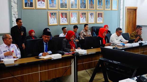 Wali Kota Kendari Siska Karina Imran memimpin rapat percepatan pertumbuhan ekonomi bersama OPD dan sejumlah stakeholder.