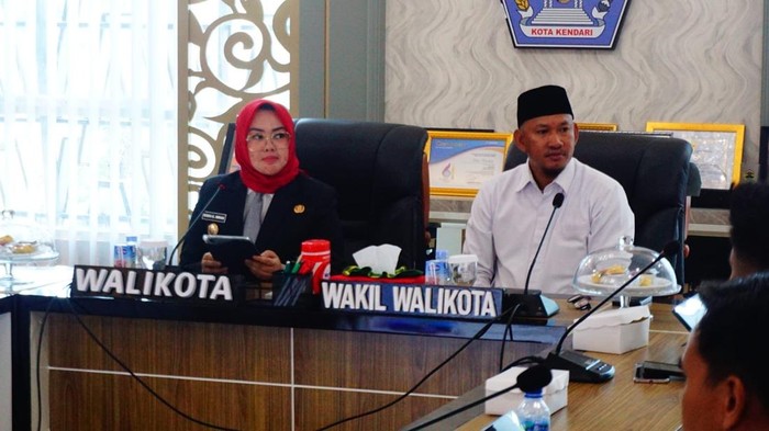 Wali Kota Kendari Siska Karina Imran memimpin rapat percepatan pertumbuhan ekonomi bersama OPD dan sejumlah stakeholder.