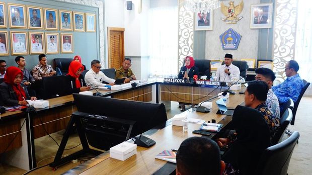 Wali Kota Kendari Siska Karina Imran memimpin rapat percepatan pertumbuhan ekonomi bersama OPD dan sejumlah stakeholder.