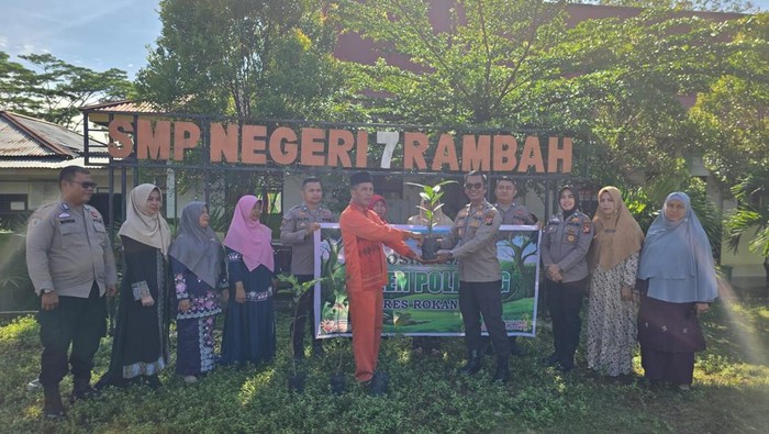 Siswa dan guru SMP di Rokan Hulu menanam pohon dukung Green Policing Polda Riau.