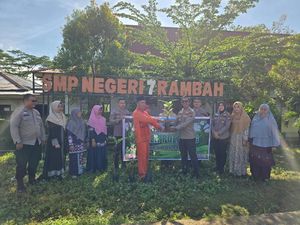 Siswa dan Guru SMP di Rohul Tanam Pohon Dukung Green Policing Polda Riau