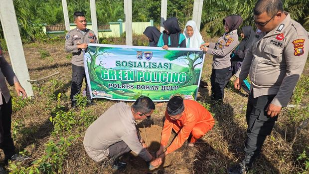 Siswa dan guru SMP di Rokan Hulu menanam pohon dukung Green Policing Polda Riau.