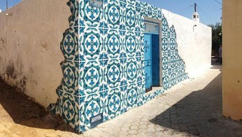 Salah satu sisi tembok diberi mural sehingga terlihat unik. Foto: via BoredPanda