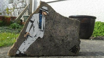 Gambar legenda pop Michael Jackson disesuaikan dengan bentuk batu yang miring. Foto: via BoredPanda