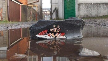 Gambarnya tampak menyatu dengan air di sekitarnya. Foto: via BoredPanda