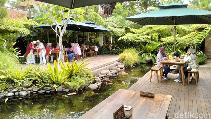 Suasana Hutanika Resto di Jalan Asia Afrika Bandung yang tidak lagi menyetel musik