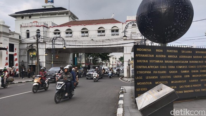 Suasana Jalan Asia Afrika Kota Bandung.