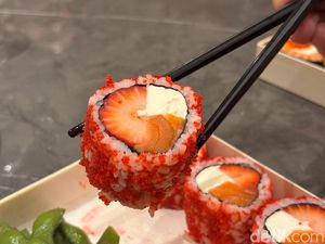 Unik! Sushi Jumbo Diisi Strawberry Jepang dan Mangga Arum Manis