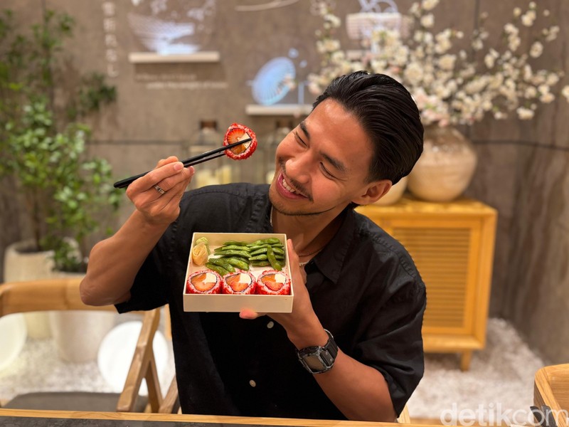 Sushi buah dari Sushi Hiro x Chalton Ciptadi.