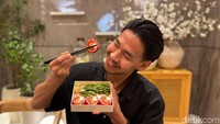 Sushi Hiro dan Chalton Ciptadi berkolaborasi menciptakan menu sushi unik. Menu tersebut adalah Jumbo Sushi Fruity Surprise. Foto: detikcom/Riska Fitria