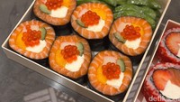 Tak kalah menarik adalah varian Berry Cloud Roll. Unik varian ini sushinya juga dibuat dengan nasi. Nasinya membalut isian strawberry, salmon, dan cream cheese. Foto: detikcom/Riska Fitria