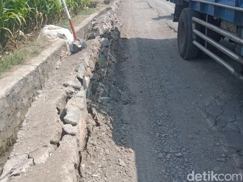 Talut jalan Cokro-Tulung, Kecamatan Tulung, Klaten, ambrol, Jumat (15/8/2025).