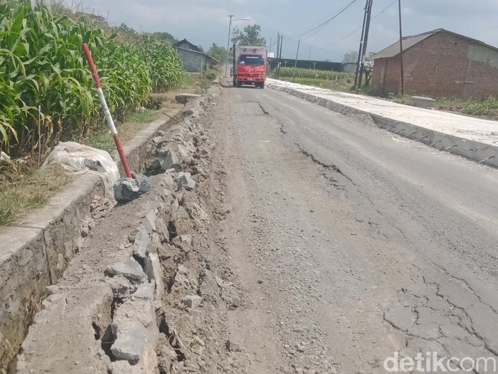 Talut jalan Cokro-Tulung, Kecamatan Tulung, Klaten, ambrol, Jumat (15/8/2025).