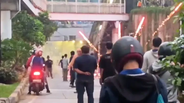 Tawuran terjadi di Manggarai, Tebet, Jaksel pada Kamis (14/8). (ANTARA/Dok Pribadi)