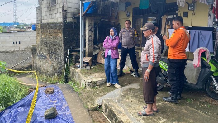 Tebing longsor di Cimande, Bogor membuat akses jalan warga terputus.