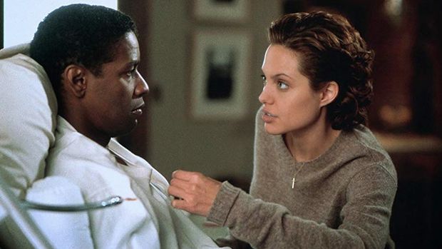 Cuplikan adegan Denzel Washington dan Angelina Jolie di The Bone Collector.