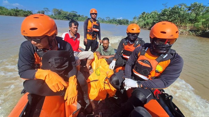 Tim SAR gabungan mengevakuasi jasad bocah tenggelam yang tewas di aliran Sungai Serayu, Kabupaten Cilacap, Jumat (15/8/2025).