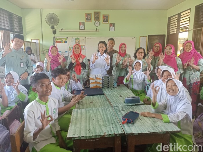 Tinjauan MBG Wamen KP2MI Christina Aryani ke SDN Ciracas 03.