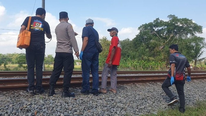 Polisi mengecek lokasi kecelakaan yang menewaskan pria Purworejo, Jumat (15/8/2025).