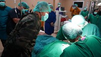 Operasi dilakukan oleh tim tenaga medis profesional dari Kodam XVII/Cenderawasih, Yayasan Celebes Cleft Center, dan RS Marthen Indey. Sebelum tindakan, anak-anak menjalani pemeriksaan kesehatan dan psikologis secara menyeluruh.  