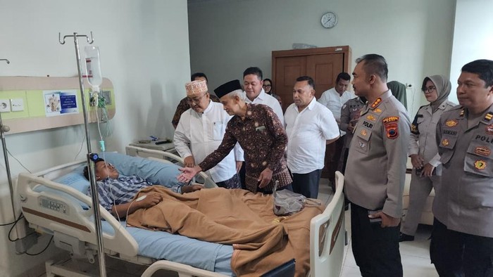 Tokoh agama saat menjenguk korban demo Pati di RSUD Soewondo.