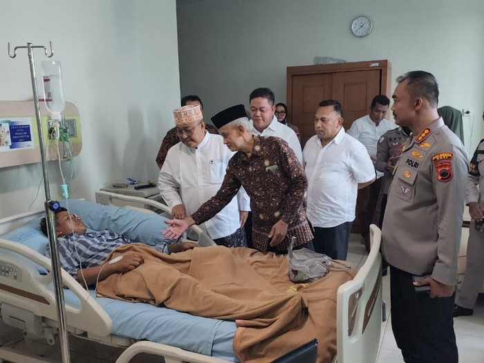 Momen saat tokoh FKUB menjenguk Kapolsek Pati yang dirawat imbas terluka saat demo, Jumat (15/8/2025).