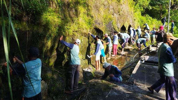 Warga Dukuh Gondang, Desa Cluntang, Kecamatan Musuk, Kabupaten Boyolali melaksanakan tradisi metri tuk, Jumat (15/8/2025).