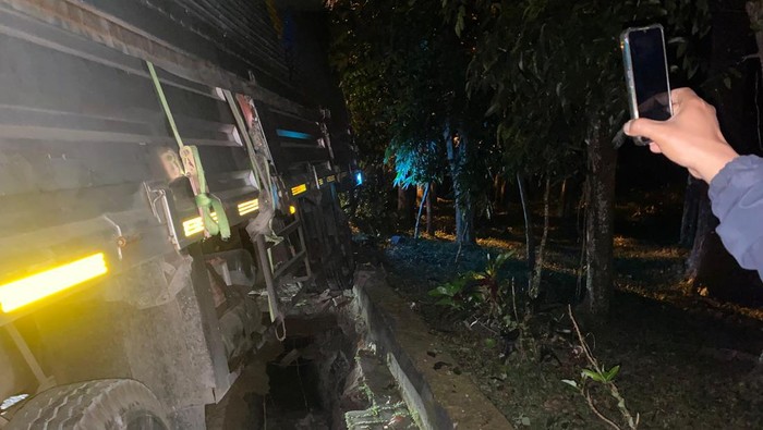 Kondisi kendaraan yang mengalami lakalantas beruntun di Jalur Denpasar-Gilimanuk di barat Pos Adipura, Tabanan, Kamis (14/8/2025) malam.