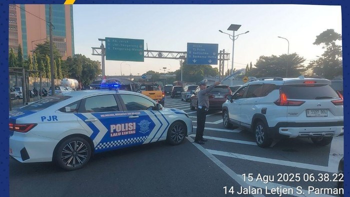 Truk Terbalik di Tol Dalam Kota, Lalin Slipi Arah Tomang Macet