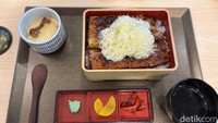 Salah satu menu yang favorit adalah Unajo seharga Rp 361.818. Menu ini berupa set menu yang terdiri dari nasi, unagi, chawanmushi, dan kecap asin. Foto: detikcom/Riska Fitria