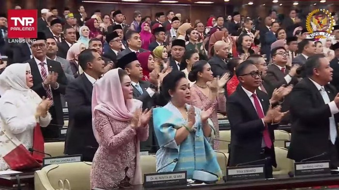 Gelaran Sidang Tahunan MPR dan Sidang Bersama DPR-DPD tahun 2025 terselip penayangan video pencapaian Presiden Prabowo Subianto selama pemerintahannya. Video itu disambut standing applause para anggota Dewan yang hadir.