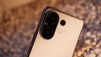 Vivo V60 dilengkapi sistem tiga kamera belakang yang bekerja sama dengan ZEISS Foto: Adi Fida Rahman/detikINET