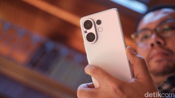 Menariknya, meski membawa baterai jumbo 6.500 mAh, Vivo mengklaim V60 sebagai ponsel tertipis di kelasnya dengan ketebalan hanya 7,53 mm dan bobot 192 gram (varian Mist Grey). Baterainya mendukung pengisian cepat 90W. Foto: Adi Fida Rahman/detikINET