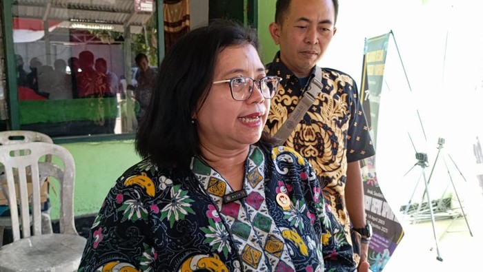 Wakil Ketua LPSK Susilaningtias saat mendatangi kediaman Prada Lucky Chepril Saputra Namo di Kupang, NTT, Jumat (15/8/2025). (Foto: Dok. Istimewa)
