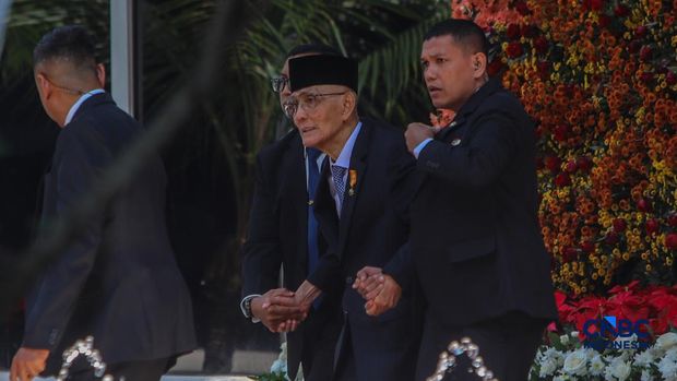 Wakil Presiden ke-6 Try Sutrisno usai menghadiri Sidang Tahunan 2025 di Gedung MPR/DPR RI, Jakarta, Jumat (15/8/2025). (CNBC Indonesia/Faisal Rahman)