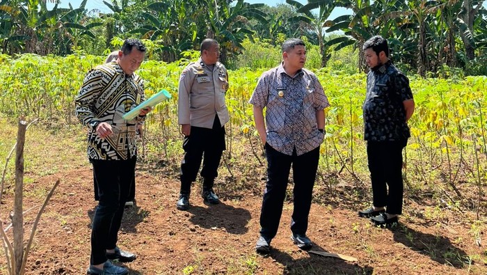 Wali Kota Makassar Munafri Appi Arifuddin meninjau lahan di Antang.