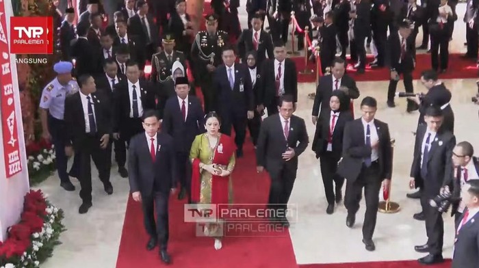 Wapres Gibran memasuki ruang Sidang Tahunan MPR didampingi Puan Maharani