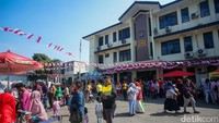 Suasana makin meriah dengan berbagai lomba hiburan, mulai dari lomba menyanyi dengan suara fals hingga lomba menggendong istri. Gelak tawa warga membuat acara terasa lebih hangat dan semarak.  