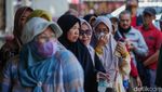 Warga Serbu Sembako Murah di Polsek Tambun
