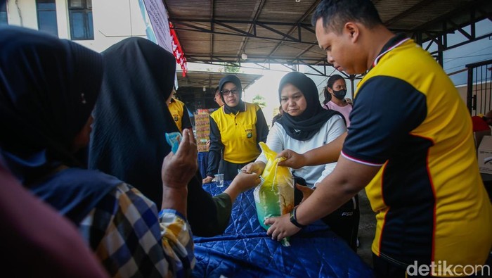 Antusiasme warga terlihat sejak pagi hari saat Gerakan Pangan Murah digelar di halaman Polsek Tambun Selatan, Bekasi, Jumat (15/8/2025). Mereka rela mengantre demi mendapatkan bahan pokok dengan harga terjangkau.