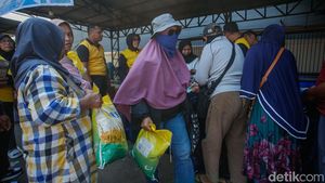 Warga Serbu Sembako Murah di Polsek Tambun