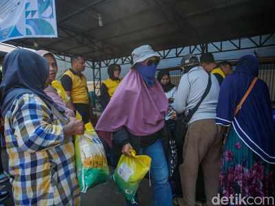 Warga Serbu Sembako Murah di Polsek Tambun