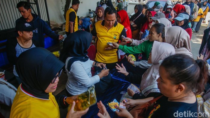 Antusiasme warga terlihat sejak pagi hari saat Gerakan Pangan Murah digelar di halaman Polsek Tambun Selatan, Bekasi, Jumat (15/8/2025). Mereka rela mengantre demi mendapatkan bahan pokok dengan harga terjangkau.